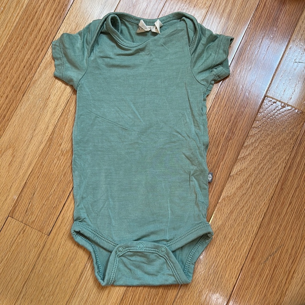 Kyte baby matcha body suit 0-3 months